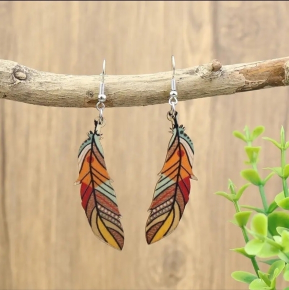 NWT Polka-dot Print Feather Tribal Wooden Leaf Charm Earrings - Picture 1 of 6